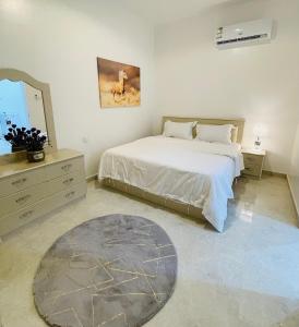 um quarto com uma cama, uma cómoda e um espelho em رافا للشقق السكنية em Abha