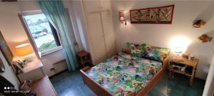 ポルト・エルコレにあるCASETTA A PORTO ERCOLEの小さなベッドルーム(ベッド1台、窓付)