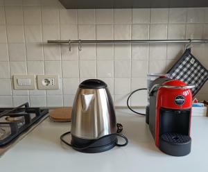 a tea kettle and a toaster on a kitchen counter at Residenza Perusia in Perugia