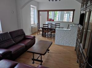 salon z kanapą i stołem w obiekcie Gîte "fils et cotons" Piscine Intérieure chauffée à l'année et sauna privé w mieście Celles-sur-Plaine