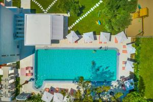 an overhead view of a swimming pool with umbrellas at Cocoοns Suites & Villas Fourka in Fourka