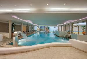 uma piscina num hotel com escorrega aquático em Berghotel Hammersbach em Grainau