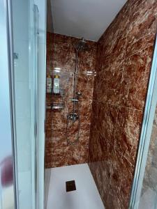 uma casa de banho com um chuveiro e uma porta de vidro em TORREMOLINOS CENTRO - Beautiful , newly renovated 2 bedroom apartment em Torremolinos