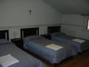 Un pat sau paturi într-o cameră la Casa per Ferie Suore Domenicane