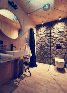 ein Badezimmer mit einem Waschbecken und einer Steinmauer in der Unterkunft Domek u Gai in Klecza