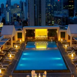 a swimming pool on the roof of a building with a city at Espectacular Apartamento Familiar con Piscina en Panamá 