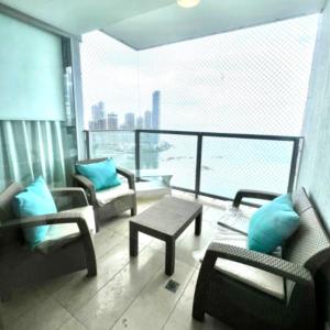 a living room with couches and a view of the city at Espectacular Apartamento Familiar con Piscina en Panamá 