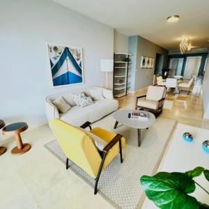 a living room with a couch and a table at Espectacular Apartamento Familiar con Piscina en Panamá 