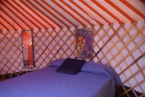 a room with a bed in a yurt at Yurta Cloe in Torino di Sangro