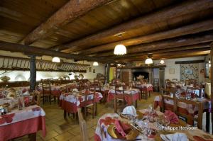 Galeriebild der Unterkunft Hôtel Restaurant La Crèche et sa piscine intérieure - Logis Hôtels in La Chomette