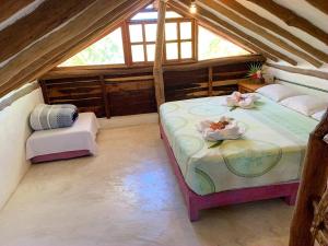 Un dormitorio con una cama con flores. en Cabañas Ida Y Vuelta, en Isla Holbox