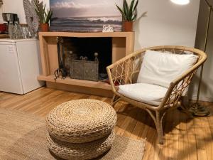 Una sala de estar con una silla y una chimenea. en Akasha Arima, en San Sebastián