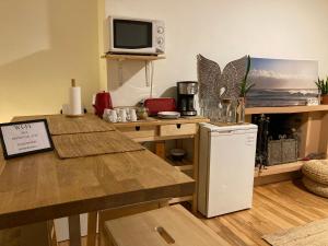 eine Küche mit einem kleinen Kühlschrank und einer Mikrowelle in der Unterkunft Akasha Arima in San Sebastián