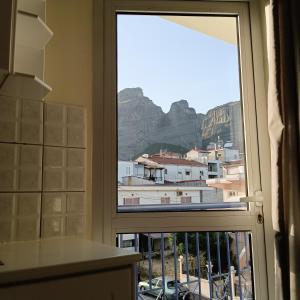 a kitchen window with a view of a mountain at Meteora Casa Di Stella in Kalabaka