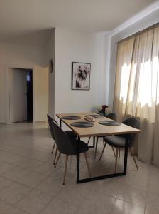 a dining room with a table and chairs at Apartments Erenda in Fuškulin