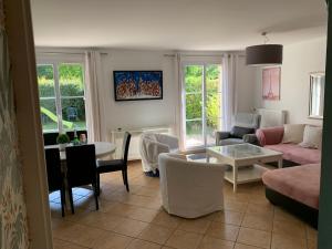 una sala de estar con un sofá y una mesa en DISNEY & PARIS Happy Villa for 10 persons with Private Garden & Terrace 4 bedrooms, 3 bathrooms FIBER Wifi Netflix & free Parking, en Bailly-Romainvilliers