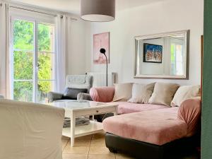una sala de estar con un sofá y una mesa en DISNEY & PARIS Happy Villa for 10 persons with Private Garden & Terrace 4 bedrooms, 3 bathrooms FIBER Wifi Netflix & free Parking, en Bailly-Romainvilliers