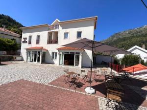 um pátio com cadeiras e mesas em frente a um prédio em Vale do Zêzere Hotel em Manteigas
