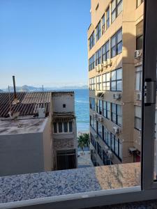 uma vista para o oceano a partir da varanda de um edifício em Mommy's Apartment in Copacabana no Rio de Janeiro