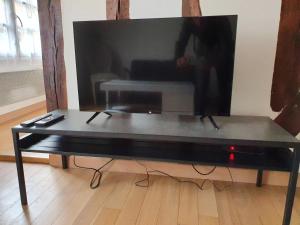 Telewizja i/lub zestaw kina domowego w obiekcie EXIGEHOME-Studio Cosy à 2 pas du Chateau de Versailles