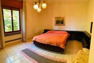 Een bed of bedden in een kamer bij Peaceful Country Living at Apartments at Villa Clara