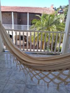 amaca sul portico di una casa di Casa de novela , Sol e piscina a Cachoeiras de Macacu
