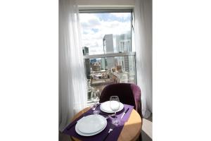 uma mesa com uma toalha de mesa roxa e uma janela em Locking's Santo Agostinho 9 em Belo Horizonte