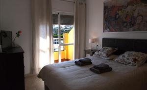 een slaapkamer met een bed met twee handdoeken erop bij Butiplaya apartament in La Cala de Mijas +31 foto's