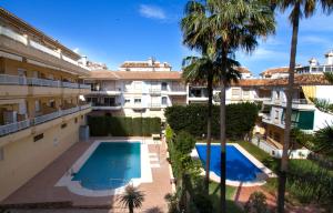 een appartement met een zwembad in een gebouw bij Butiplaya apartament in La Cala de Mijas