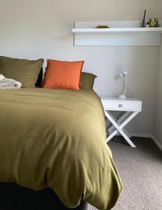 En eller flere senge i et værelse på The Great Escape, Luxury Waterfront, HotTub