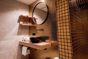 a bathroom with a sink and a mirror at Othmar Herberg in Ootmarsum