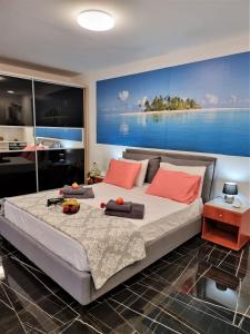 een slaapkamer met een groot bed met oranje kussens bij Istron Corner Apartments in Istron