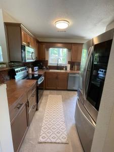 A kitchen or kitchenette at Hidden Gem! The Hogspitality House - 3 Bedroom - 5 min from the University of Arkansas!