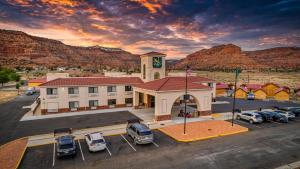 カナブにあるQuality Inn Kanab National Park Areaの駐車場車の入った建物