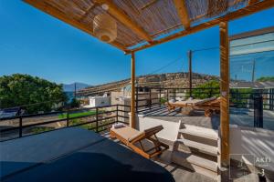 een uitzicht vanaf het balkon van een huis bij AKTI Homes Matala in Matala