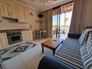 Kuchyň nebo kuchyňský kout v ubytování Paradise Court 1 BR Condo with Pool, Costa Adeje