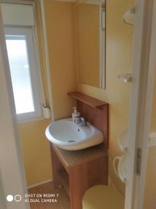 a bathroom with a sink and a mirror at CASITA AZUL MUÑICO , AVILA in Muñico