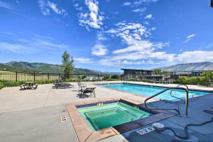 uma piscina com vista para as montanhas em Newly-Built Lakeside Gem with Community Perks! em Huntsville