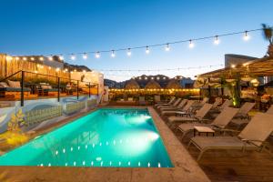 Бассейн в Mayan Monkey Los Cabos - Social Hotel или поблизости