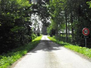 una carretera vacía con una señal de límite de velocidad lateral en Teag Beag, en La Grée-Saint-Laurent