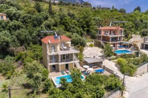 - une vue aérienne sur une maison avec une piscine dans l'établissement Villa Vounaki by Villa Plus, à Lourdhata