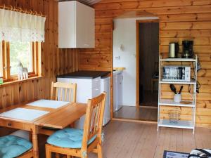 uma cozinha e sala de jantar com mesa e cadeiras em 4 person holiday home in EKER em Ekerö