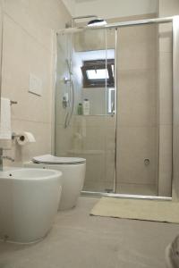 レヴェラーノにあるAl muro casa vacanzaのバスルーム(シャワー、トイレ、シンク付)
