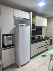 kuchnia z lodówką i mikrofalówką w obiekcie Wai Wai Cumbuco apto 307, Bloco F, Nascente w mieście Cumbuco