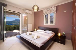 Postel nebo postele na pokoji v ubytování Villa Melissani by Villa Plus + 11 fotografií