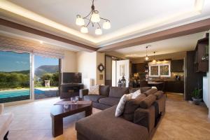 TV a/nebo společenská místnost v ubytování Villa Melissani by Villa Plus