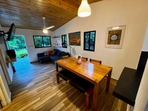 - un salon avec une table en bois et un canapé dans l'établissement Haus unter Palmen, à Jarabacoa