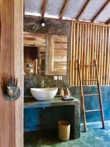 uma casa de banho com um lavatório e uma tigela no balcão em Musa Bintang Villas and Bungalows Gili Air em Gili Air