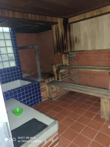 eine Küche mit blauen Fliesenböden und einem Waschbecken in der Unterkunft Hostal NAVAL in La Paz