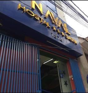 een bord op de voorzijde van een fastfoodrestaurant bij Hostal NAVAL in La Paz